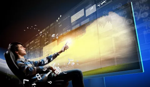 Парень перед интерактивным диспеем